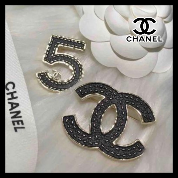 《レザー素材がカッコいい★》CHANEL ブローチ