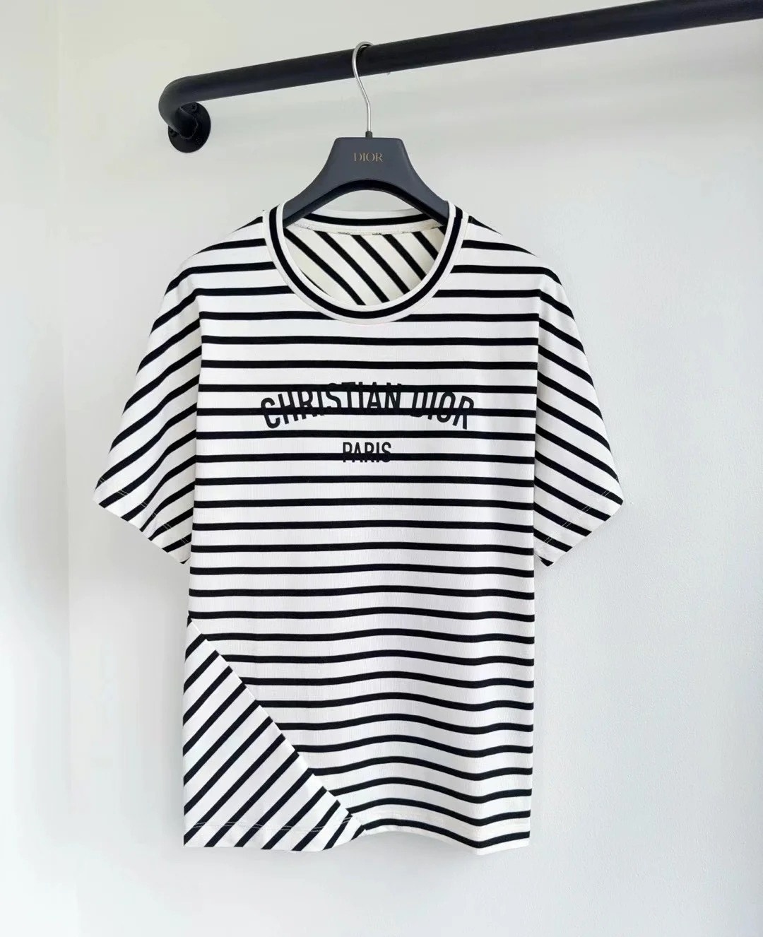 《構築美が映える、モダンな一枚》Dior Tシャツ