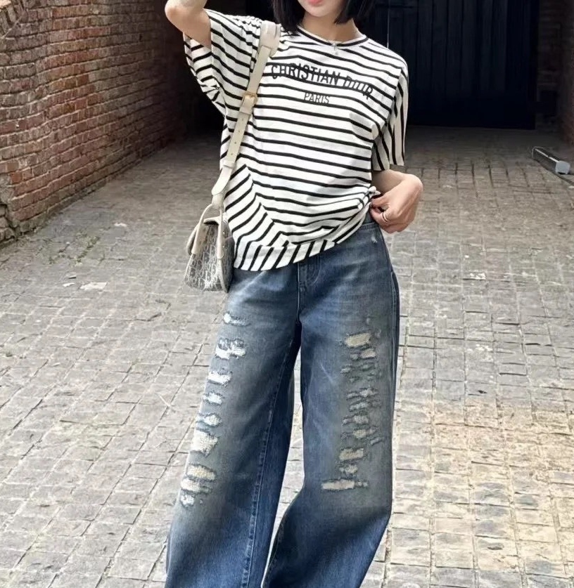 《構築美が映える、モダンな一枚》Dior Tシャツ