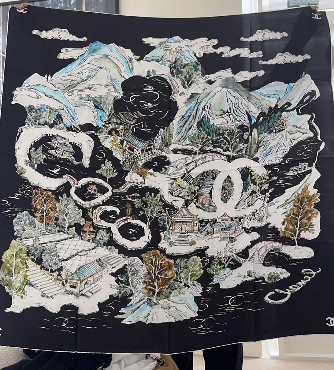 中国の風景とシャネルが溶け込んだ世界観 CHANEL スカーフ