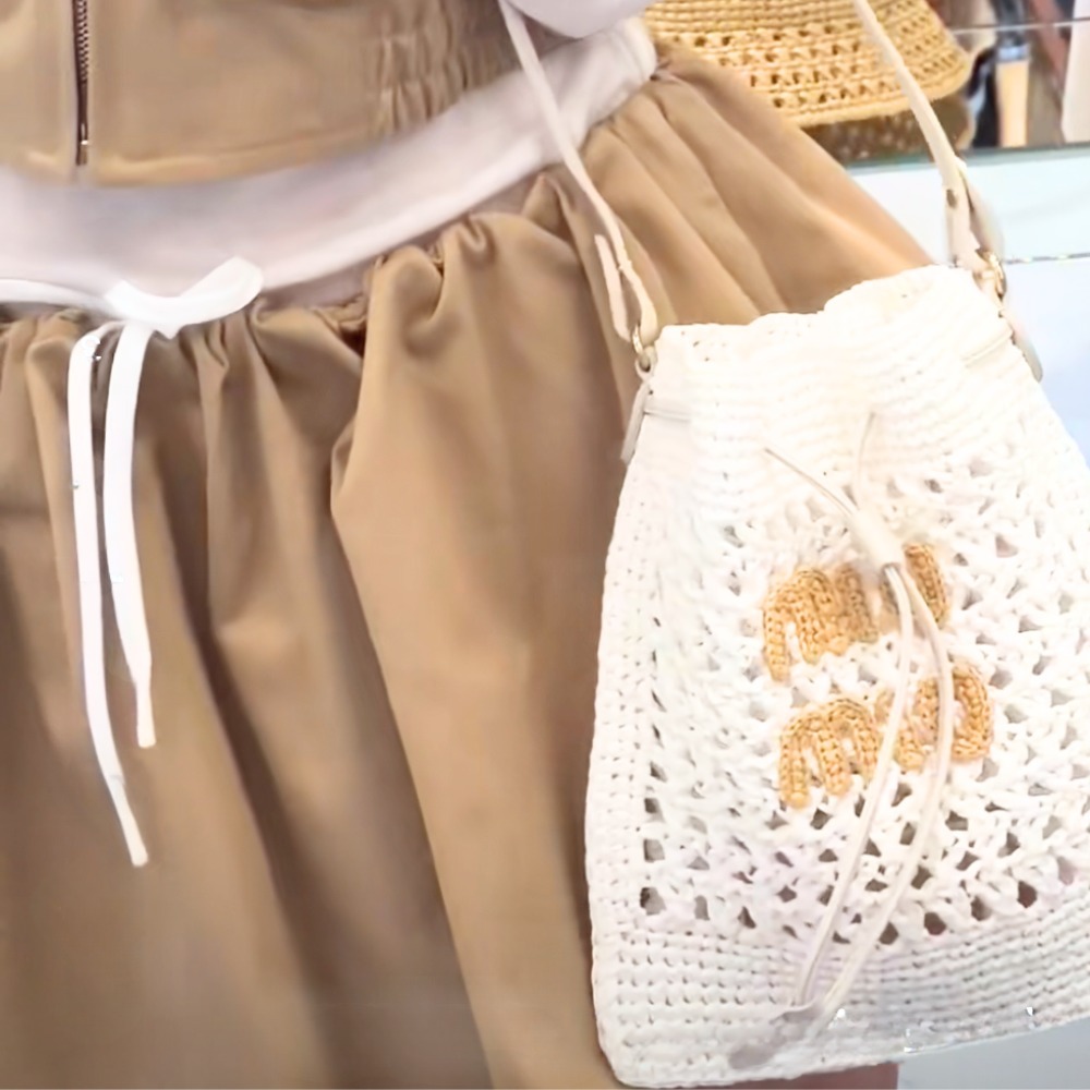 《大人かわいい》【MiuMiu】刺繍ロゴ コットンチノミニスカート
