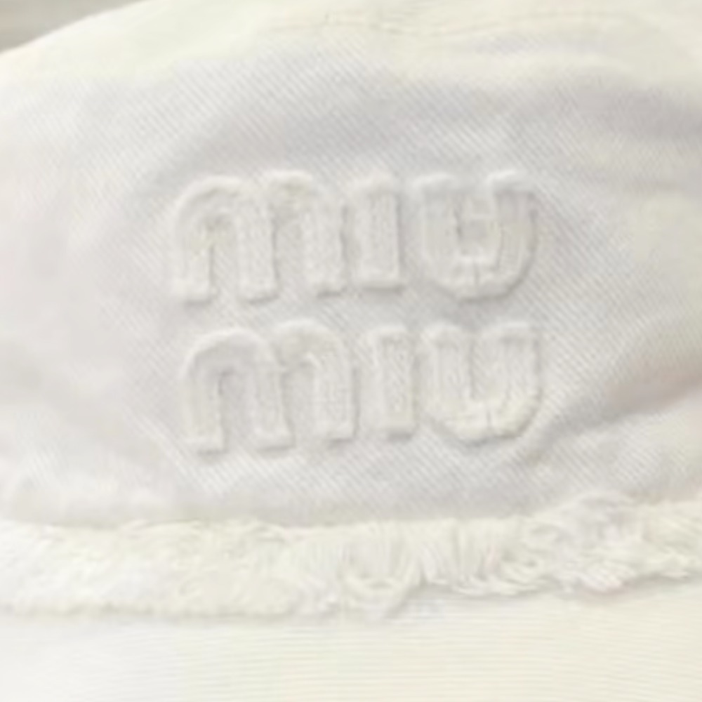 《大人カジュアル》【MiuMiu】ホワイト デニムバケットハット