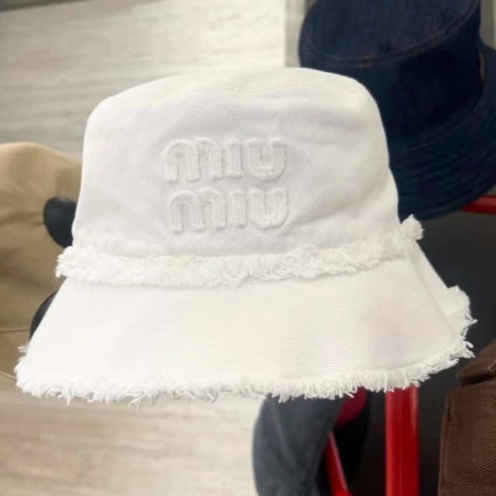《大人カジュアル》【MiuMiu】ホワイト デニムバケットハット