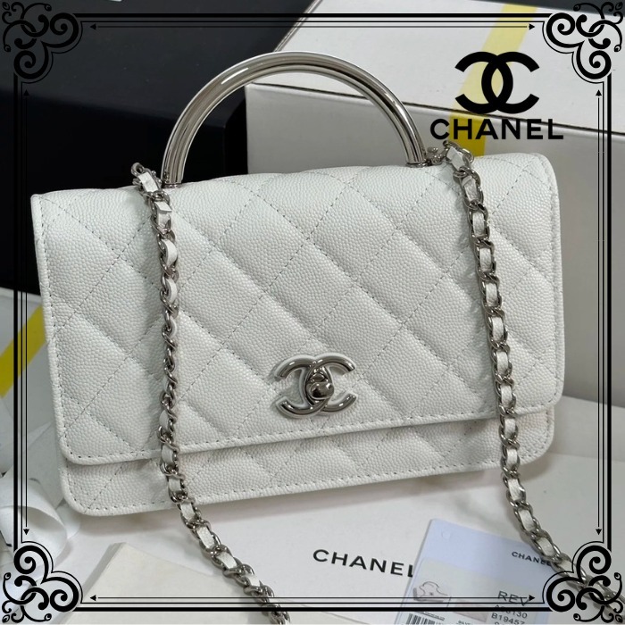 メタルハンドルがお洒落♪【CHANEL】チェーン付きクラッチ
