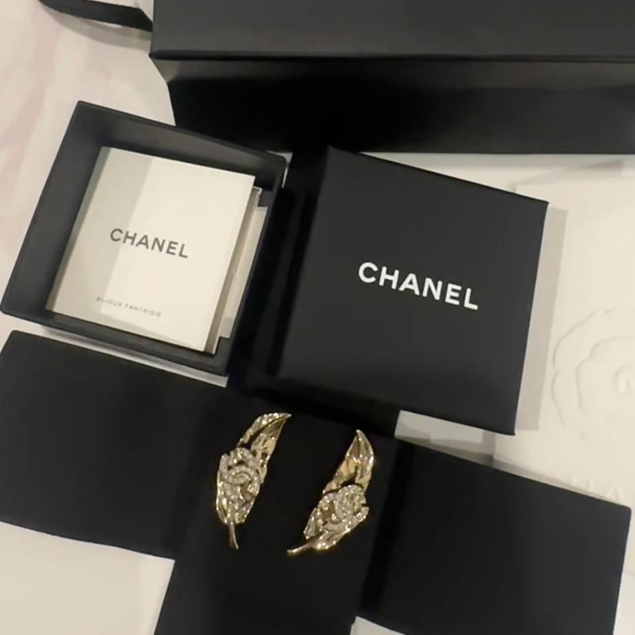 《リーフに光るCCが魅力☆》【CHANEL】24/25AW ピアス