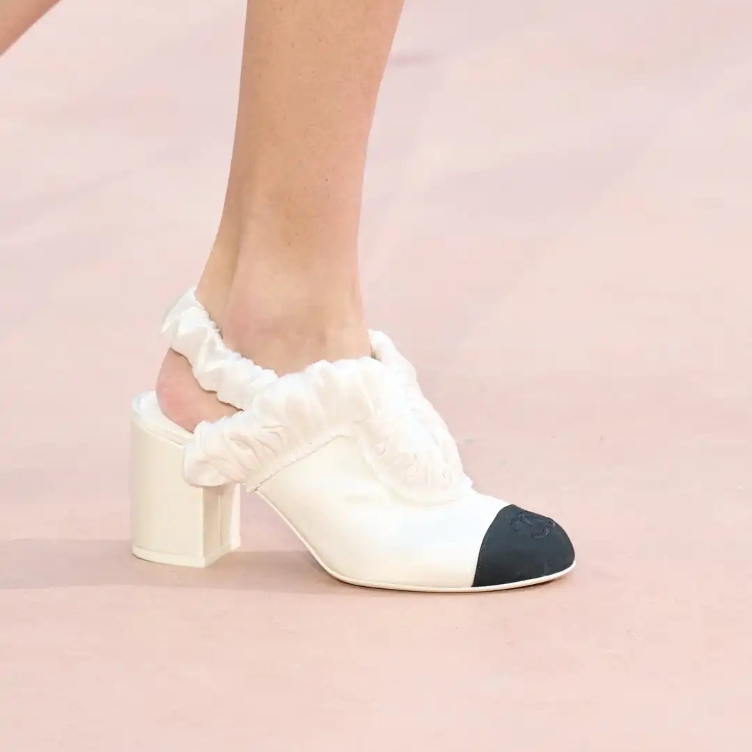 【一歩ごとに気品が香る♪】CHANEL パンプス サンダル《25B》