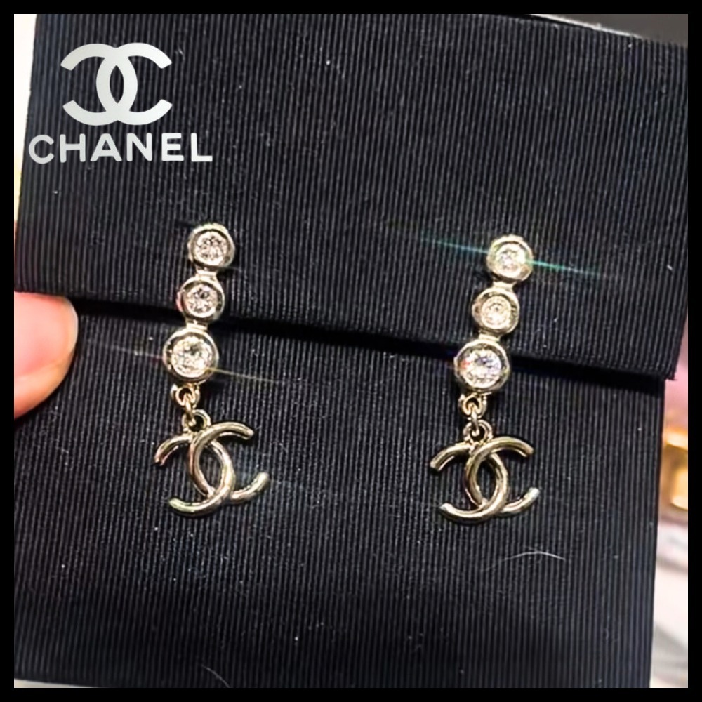 【美しいデザインに輝くロゴ】CHANEL ピアス