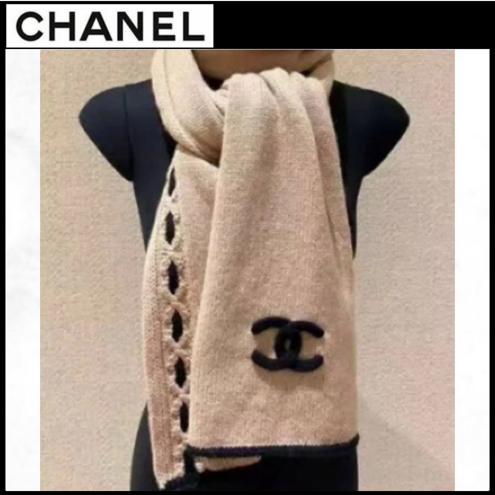 優しいベージュに映えるブラック【CHANEL】CCロゴ マフラー
