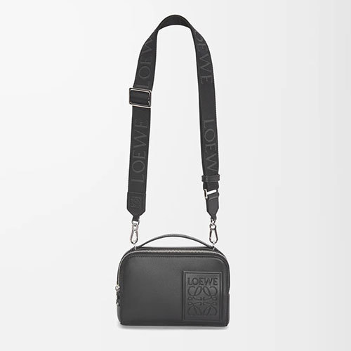 《 LOEWE 》クロスボディ カメラバッグ ミニ（サテンカーフ）