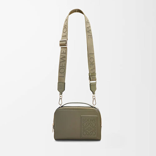 《 LOEWE 》クロスボディ カメラバッグ ミニ（サテンカーフ）