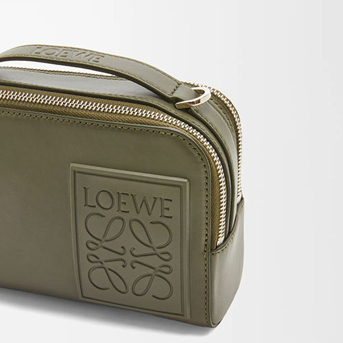 《 LOEWE 》クロスボディ カメラバッグ ミニ（サテンカーフ）