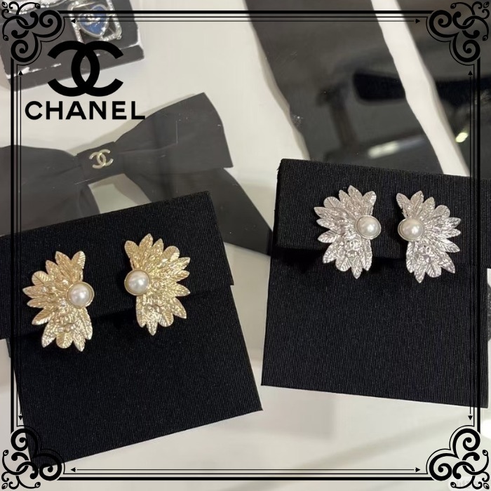 フェザー×パールで魅せる★【CHANEL】CCロゴ入り 25SS ピアス