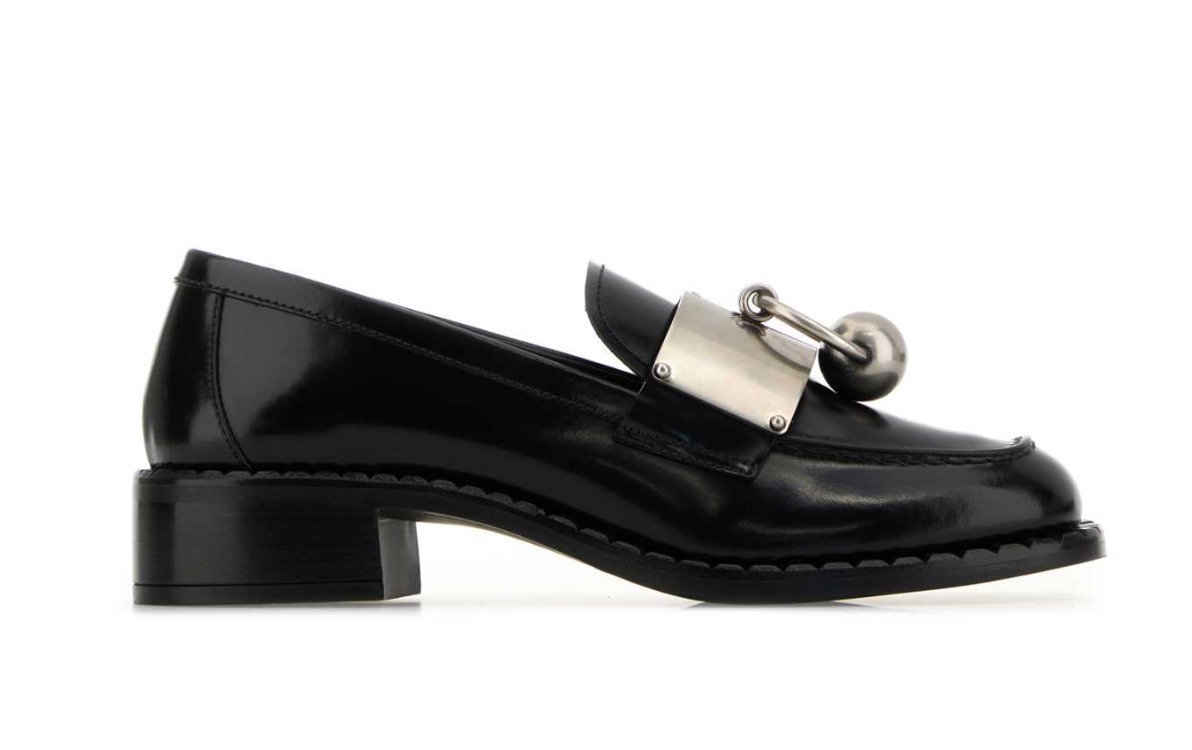 【PRADA】メタルディテール付 ブラッシュドレザー ローファー
