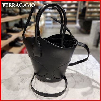 【関税込み】 ☆FERRAGAMO☆ ロゴ カットアウト トートバッグ