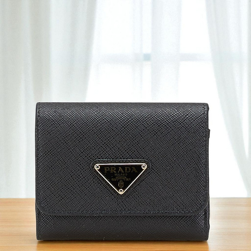 プラダ 三角ロゴプレート 二つ折り財布 ブラック レザー