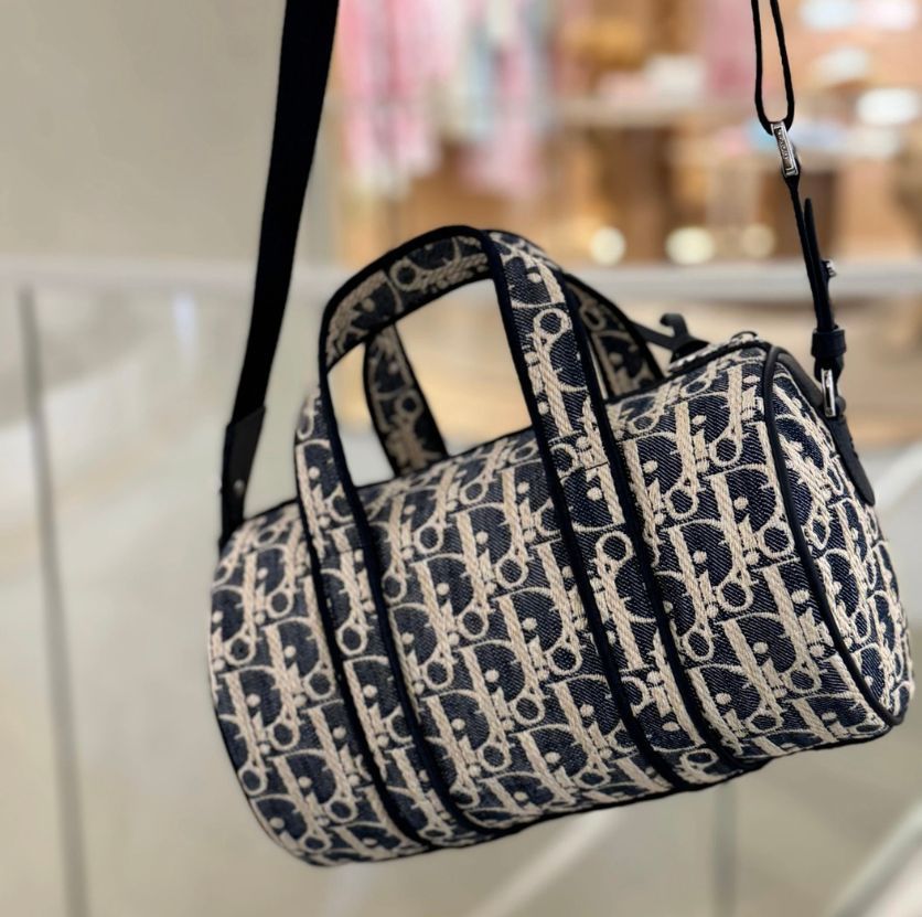 《洗練と機能を兼ね備えた》【DIOR】メッセンジャーバッグ