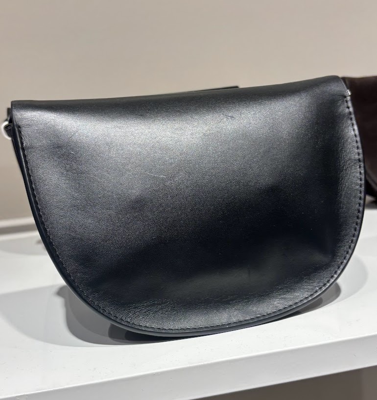“COS” ハーフムーンレザークロスボディBAG