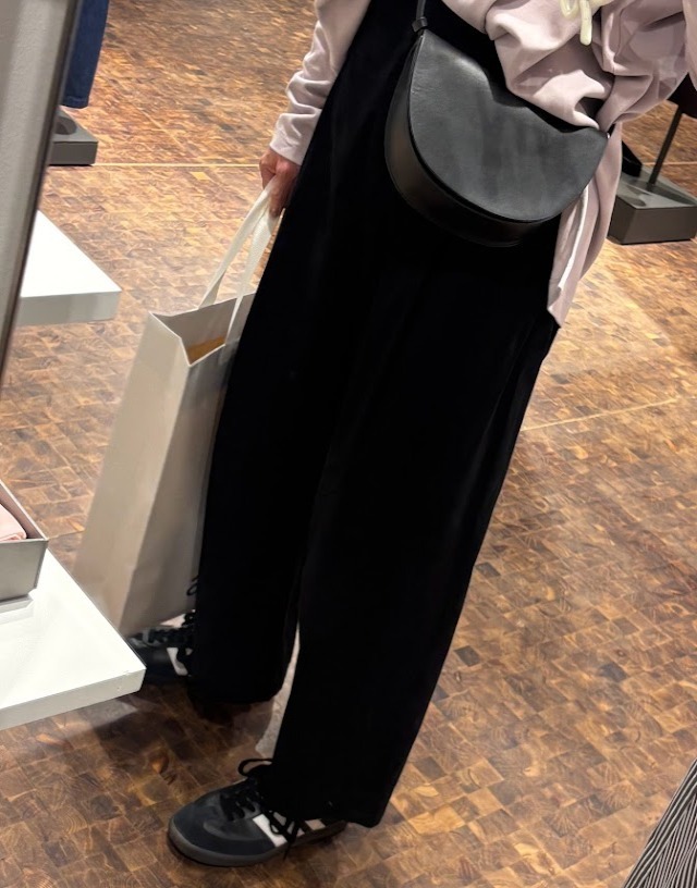 “COS” ハーフムーンレザークロスボディBAG