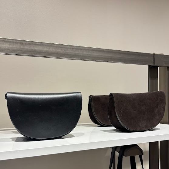 “COS” ハーフムーンレザークロスボディBAG