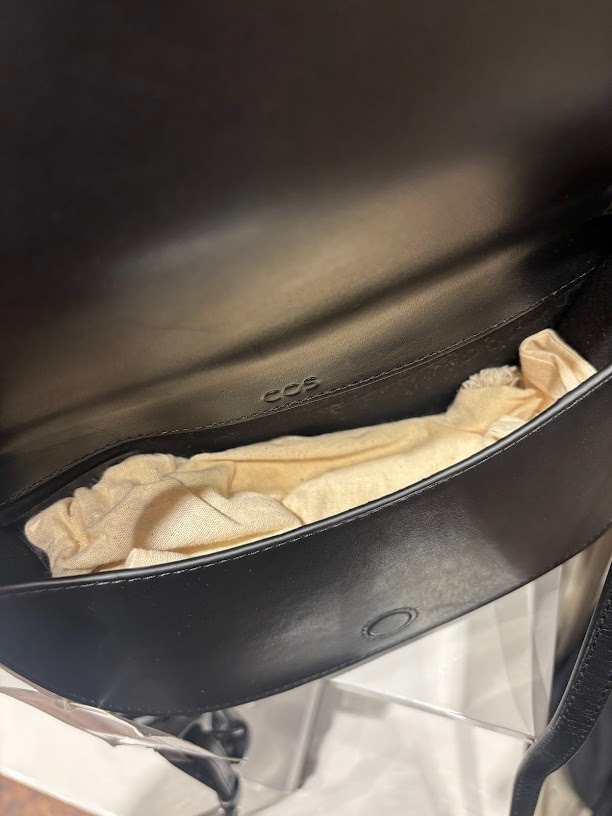 “COS” ハーフムーンレザークロスボディBAG