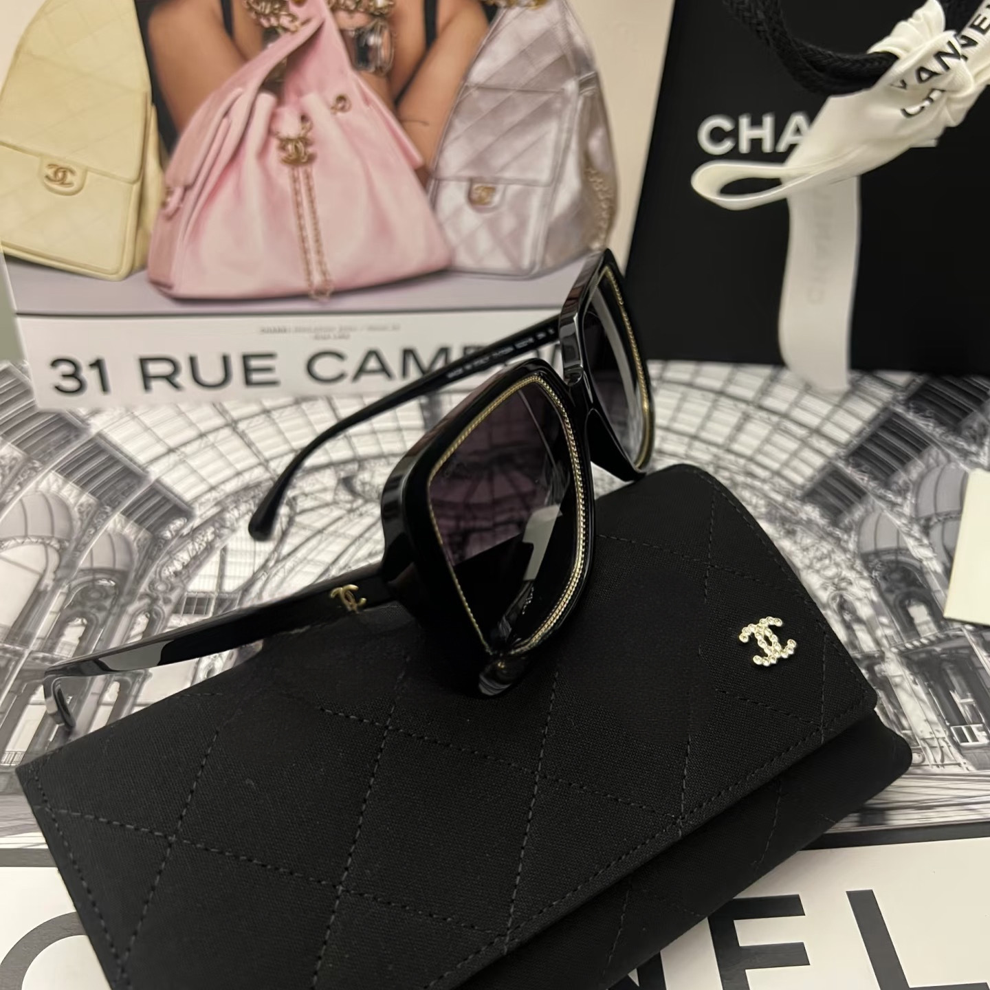 《夏必需品》CHANEL 25S スクエア シェイプ サングラス ブラック