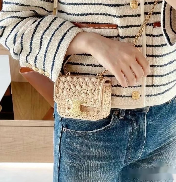 夏のイヴニングシーンに持ちたい CELINE ミニチェーンクロード