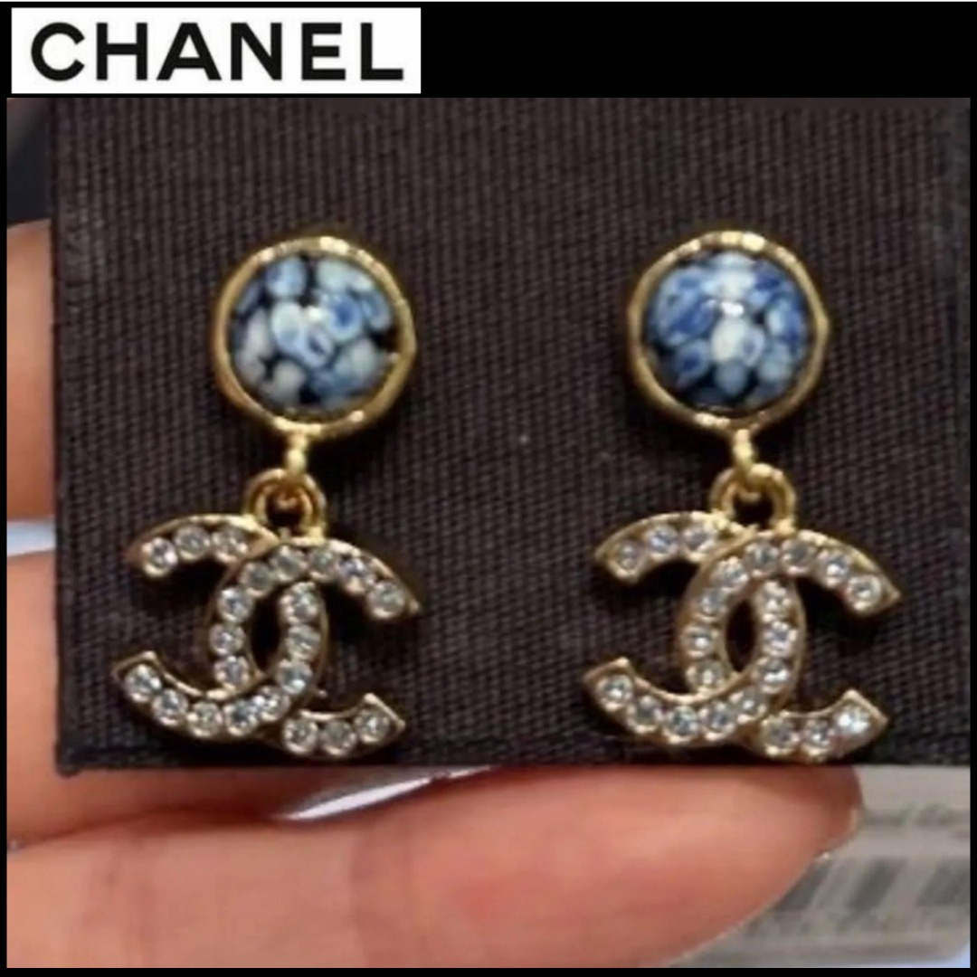 澄み渡るブルーに、CCの煌めき【CHANEL】CCロゴ ピアス ストーン
