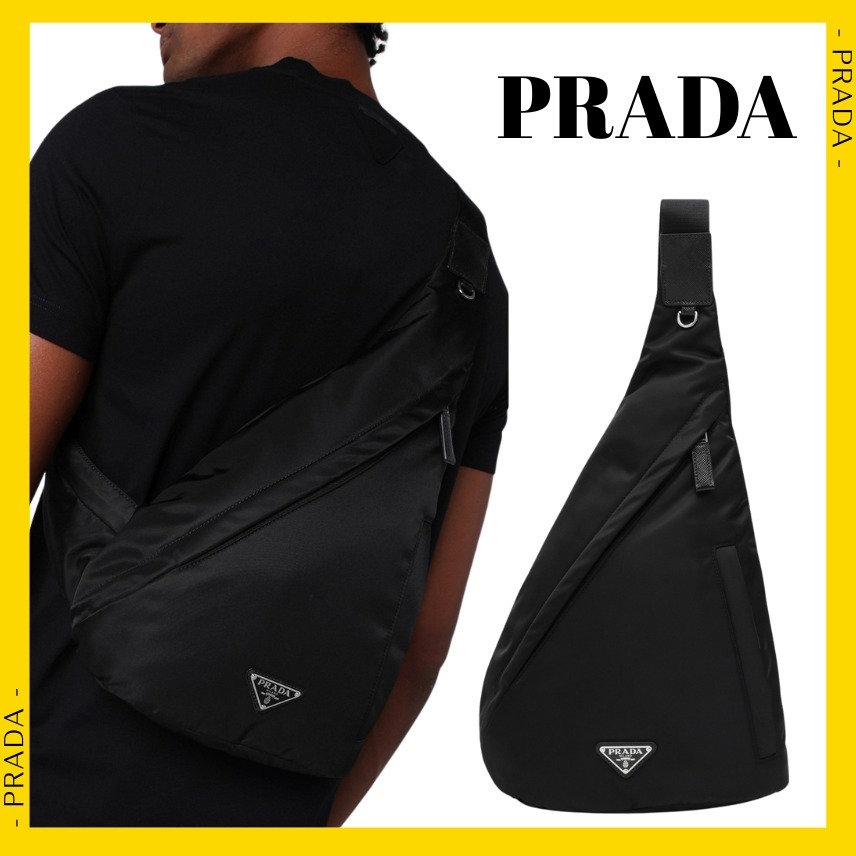 白スニーカーTシャツデニム革財布パンツにPRADAプラダロゴバッグ