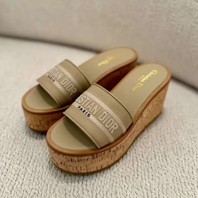 Dior《Dwayプラットフォームスライド》Beige カーフ/コルク 直営