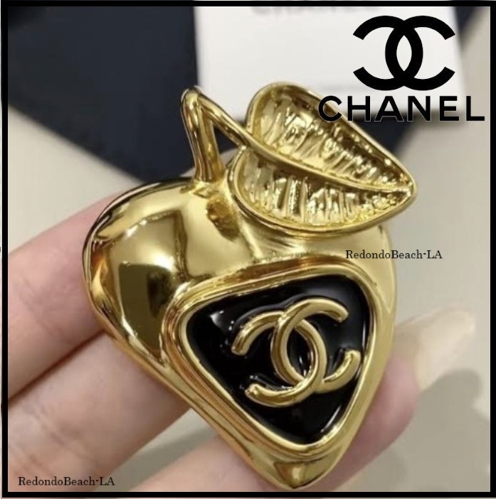 【遊び心溢れるリンゴ】★CHANEL★ブローチ★25A限定