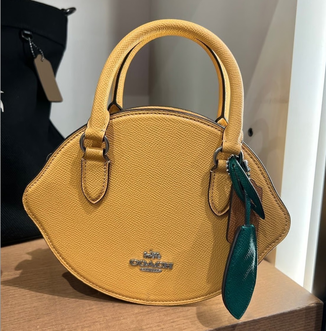 セール☆Coachレモン型トップハンドル2wayクロスボディバッグ