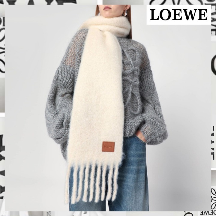 ★白のモフモフで首元温かい★【LOEWE】ホワイトウールスカーフ