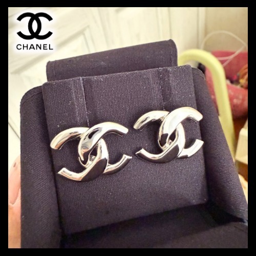 シンプル☆洗練された輝き【CHANEL】CCピアス ABF588
