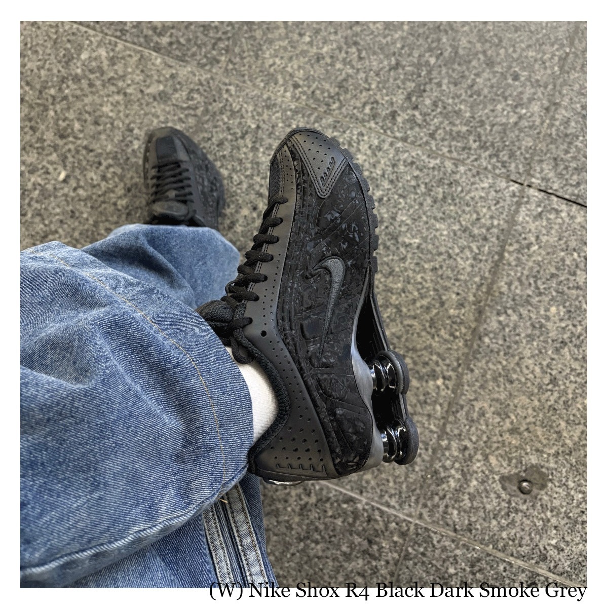 バズる !! ★ (W) Nike Shox R4 Black Dark Smoke Grey