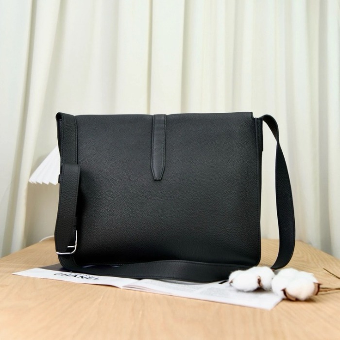 《洗練された実用美》HERMES スティーブライトジュニア ブラック