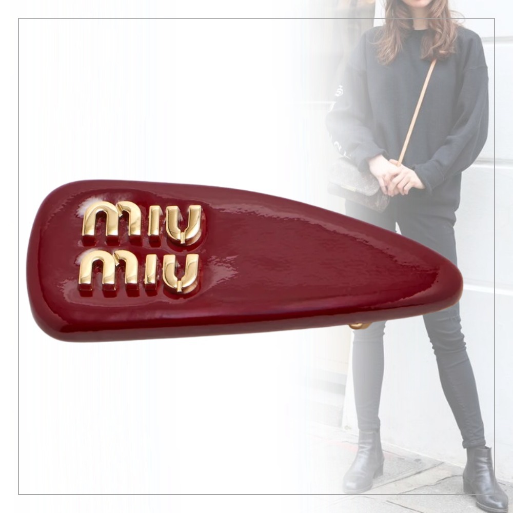 《デイリーに最適》【MiuMiu】パテントレザー ヘアクリップ ロゴ