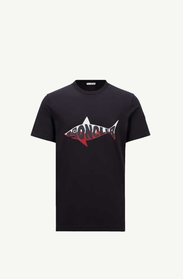 MONCLER 2025春夏新作 サメモチーフロゴプリント入り Tシャツ
