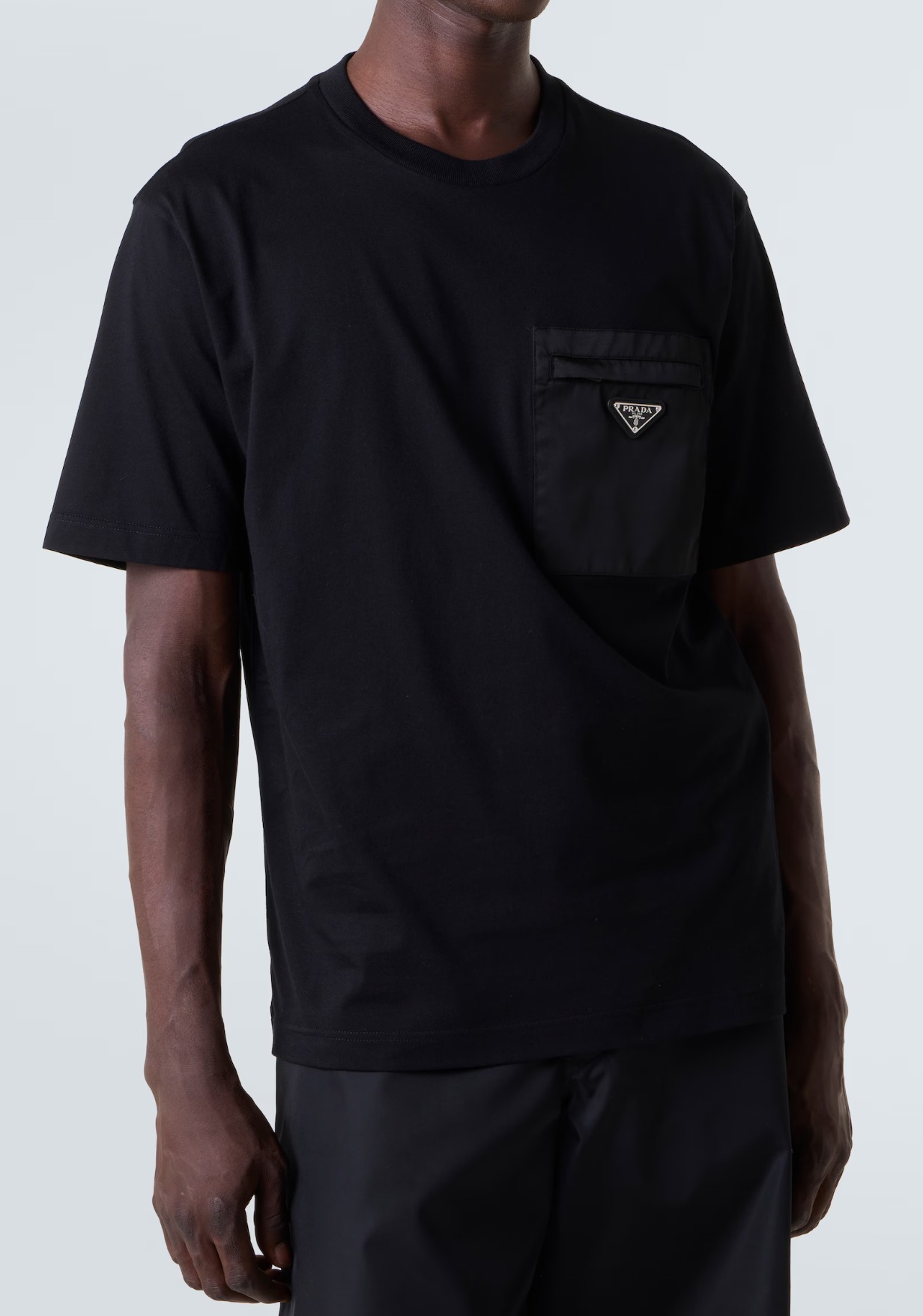 胸元がアクセントに《PRADA》ポケット付き コットン半袖Tシャツ