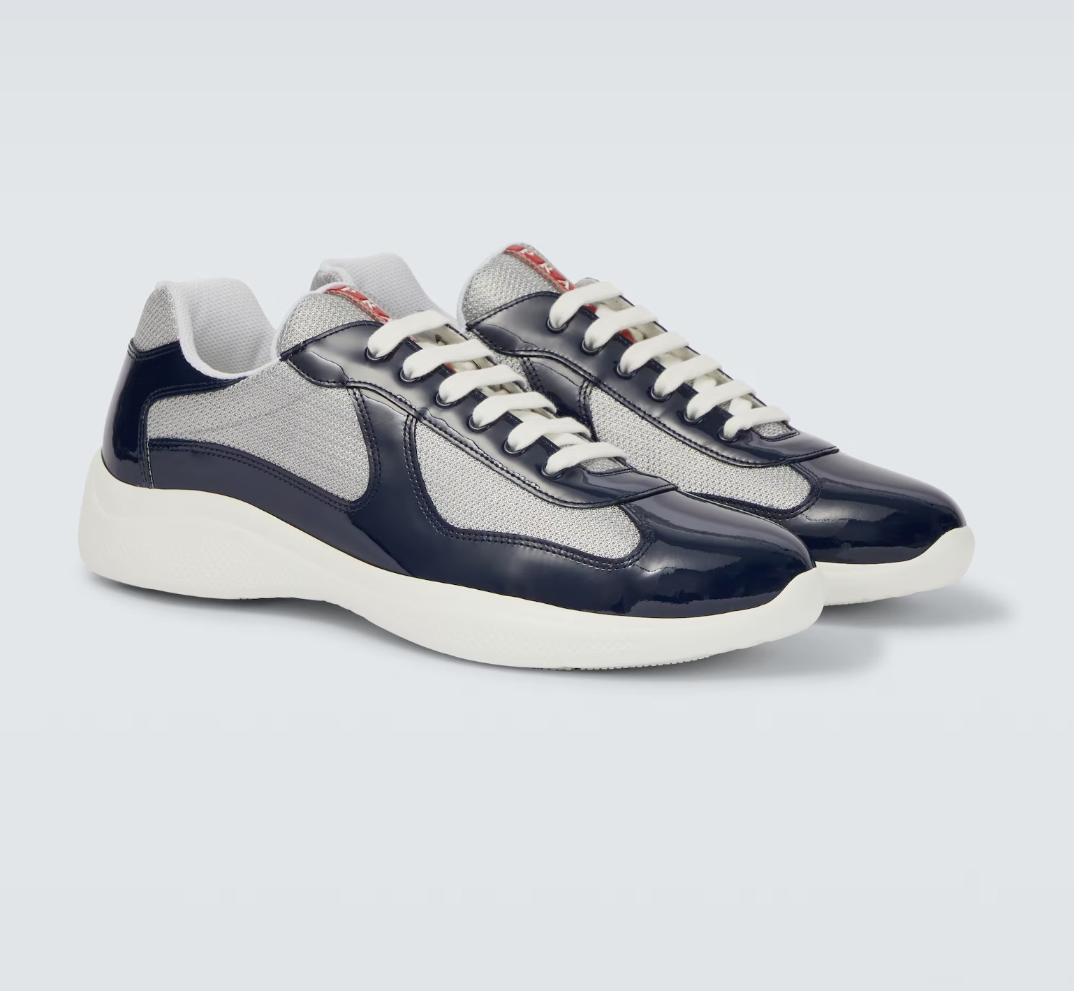 洗練されたスポーティ《PRADA》パテントレザー スニーカー