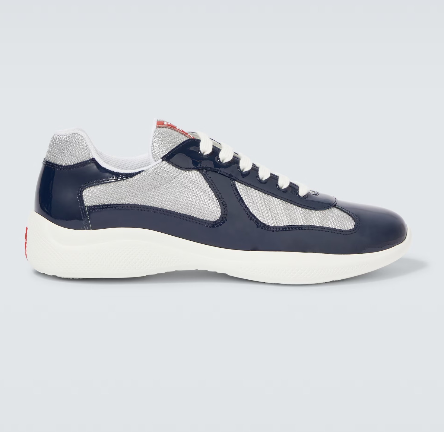洗練されたスポーティ《PRADA》パテントレザー スニーカー