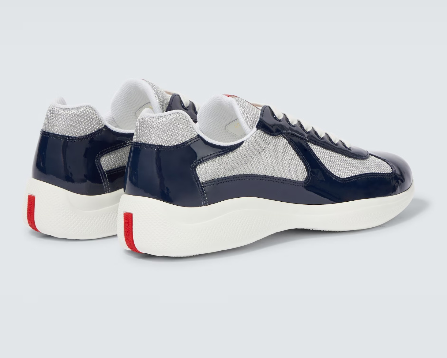 洗練されたスポーティ《PRADA》パテントレザー スニーカー