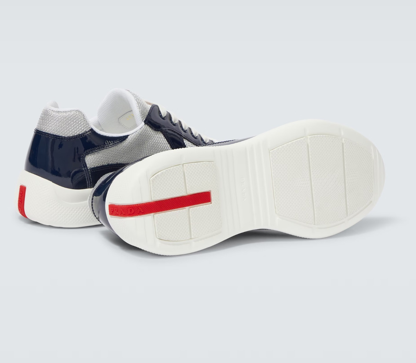 洗練されたスポーティ《PRADA》パテントレザー スニーカー