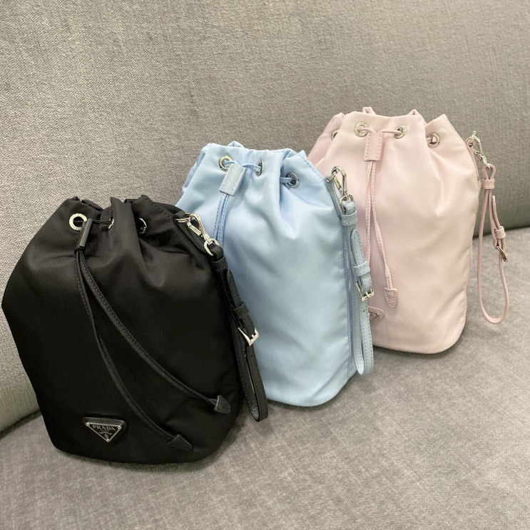日本限定カラー【 PRADA 】 Re-Nylon ポーチ