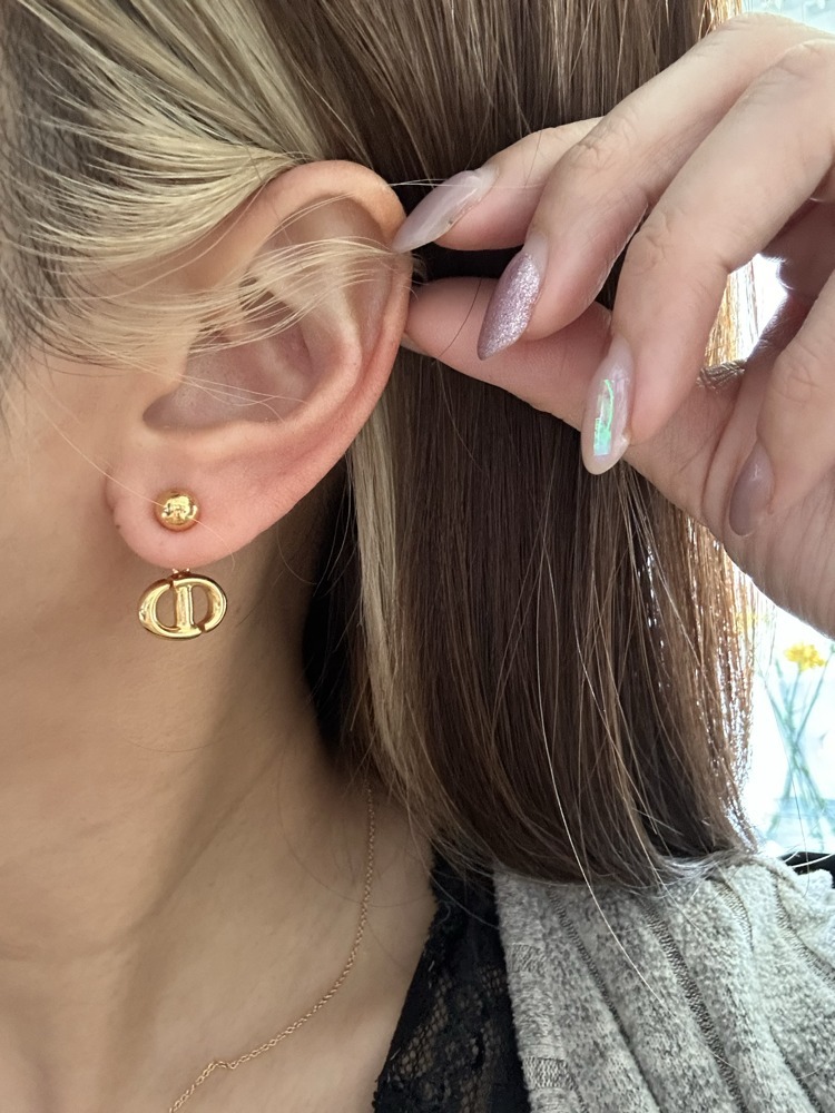 ホスト界で人気【DIOR】ディオール CD モチーフ ピアス すぐ発送 ホスト界で人気【DIOR】ディオール CD モチーフ ピアス すぐ発送