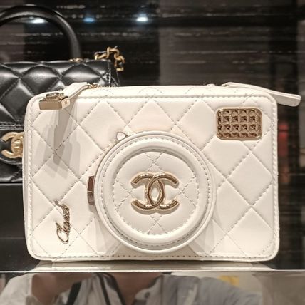 収納力も抜群！シャネルらしいデザイン CHANEL カメラバック 超実用的が嬉しい】CHANEL☆カメラバック☆24K限定 (CHANEL