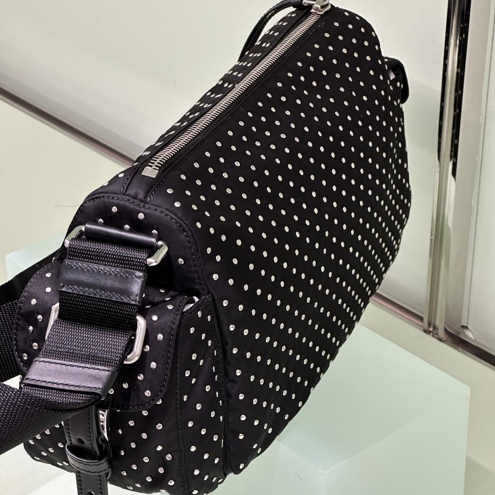 【25SS】新作 スタッズ付 Re-Nylon バッグ ◆プラダ◆人気 25SS】新作 スタッズ付 Re-Nylon バッグ ◇プラダ◇人気
