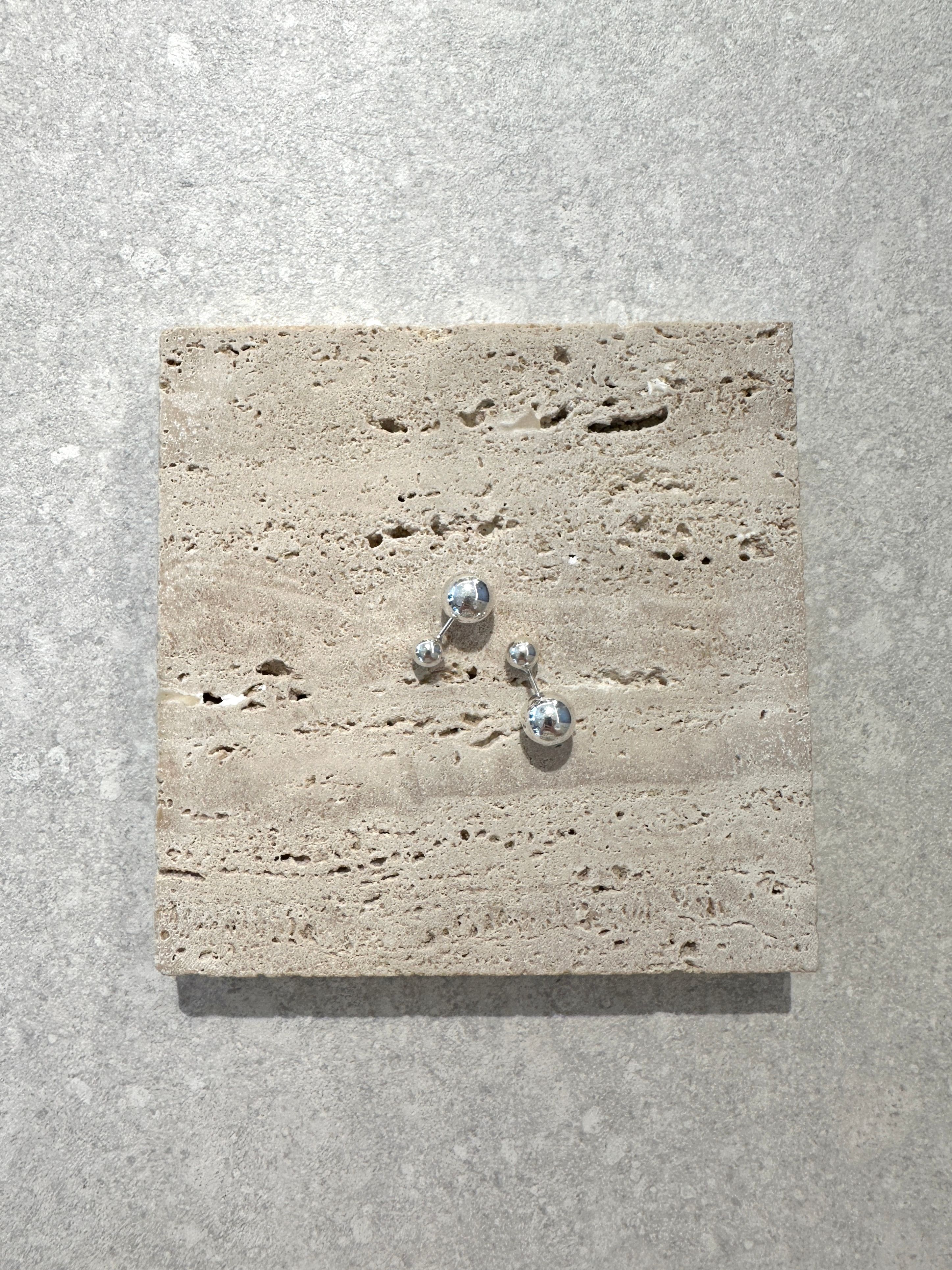 【MIDNIGHT MOMENT】bumpy onetouch earring ピアス★韓国の人気 韓国人気【MIDNIGHT MOMENT】bumpy onetouch earring☆追跡付