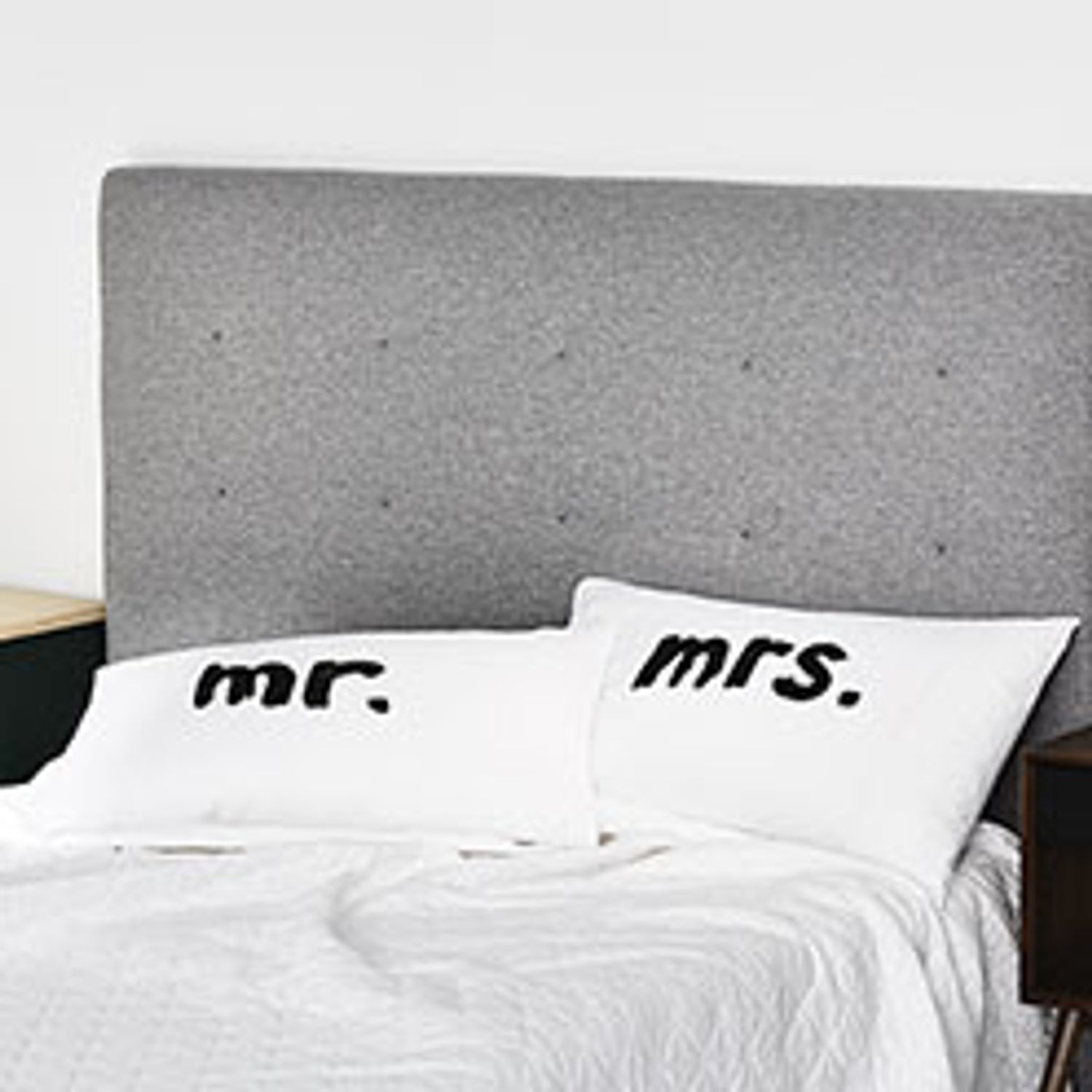 日本未上陸☆大人気！Adairs 枕カバーペアセット Mr & Mrs Text 