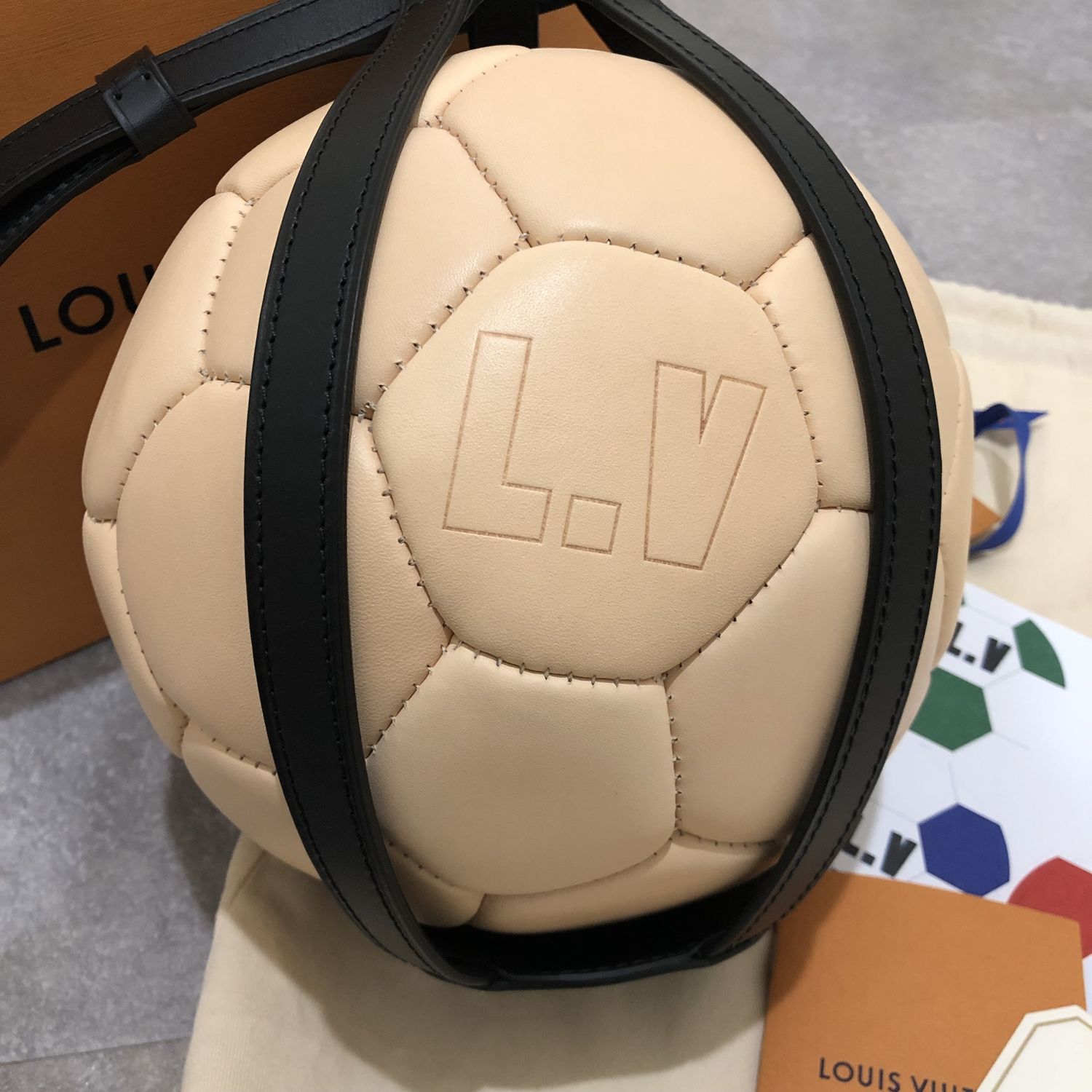 ルイヴィトン 18 Fifaワールドカップ 記念サッカーボール Louis Vuitton フットボール サッカーその他 Buyma