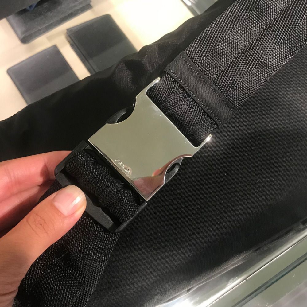 国内発送 PRADA☆大人気モデル!NYLON クロスボディバッグ (PRADA ...